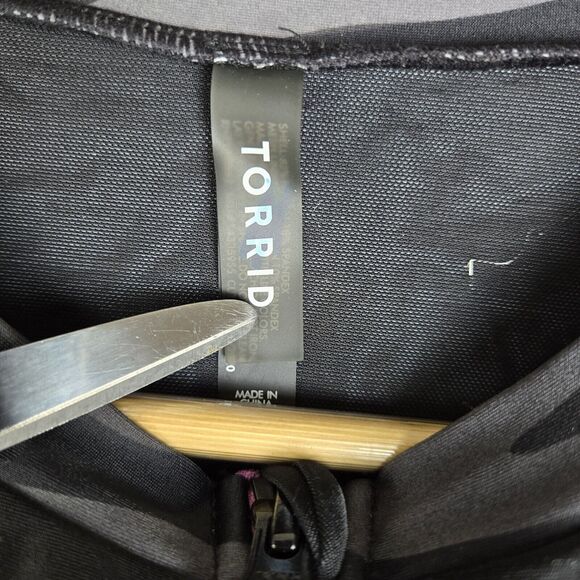 Torrid One Piece Rash Guard Long Sleeve Black Pink Gray Camo Swimsuit Sz 1 - Picture 3 of 5